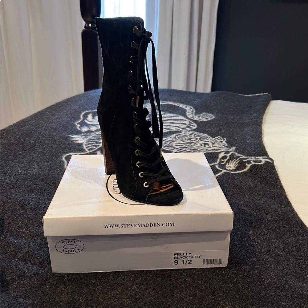 Steve Madden lace up heeled sandal
Like new!